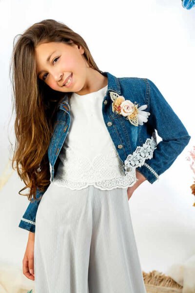 NIÑA VESTIDA DE COMUNION CON PANTALON Y CHAQUETA VAQUERA CON DELLATE FLORAL