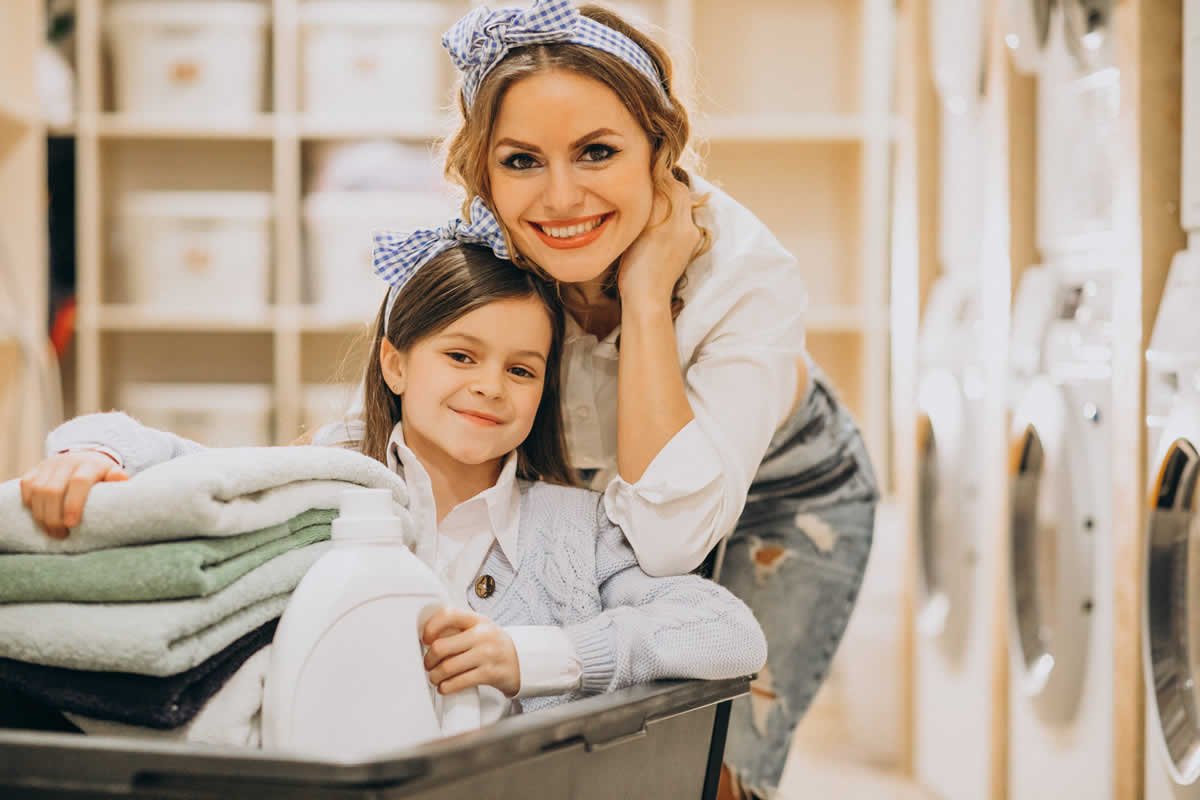 madre hija lavando ropa en lavandería