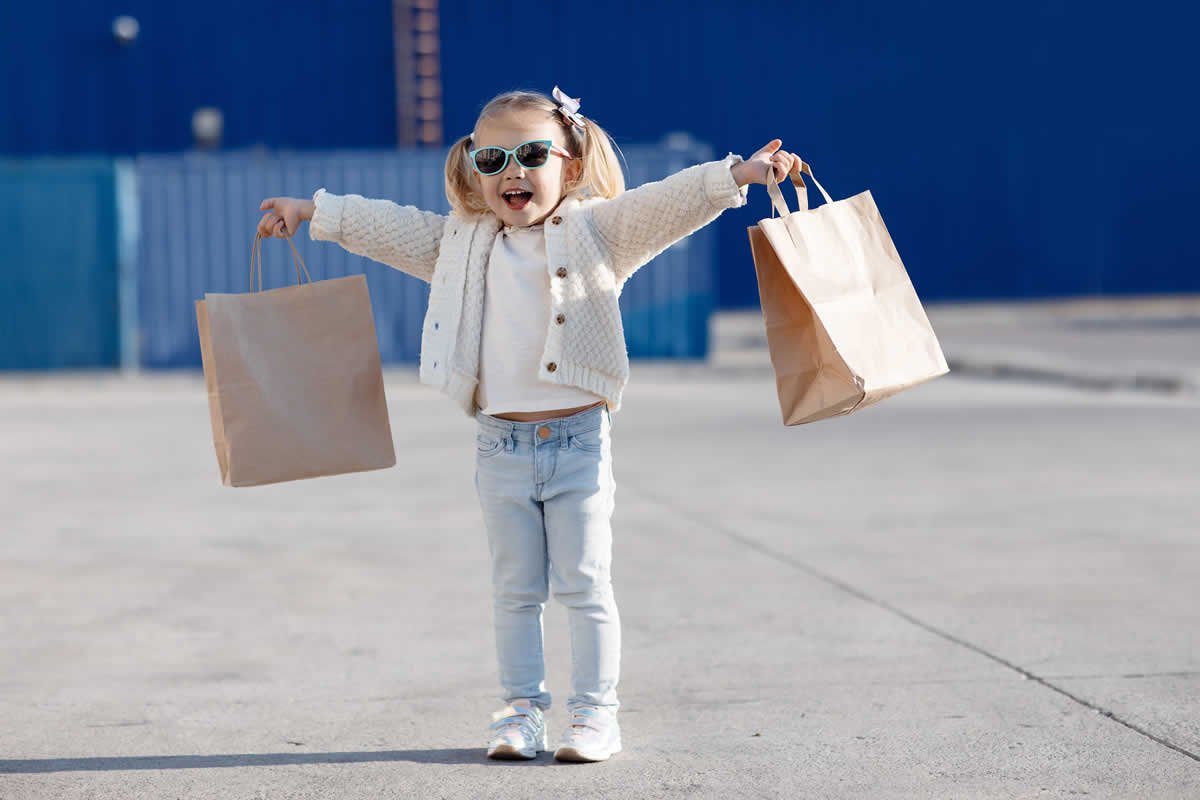 niño feliz compras